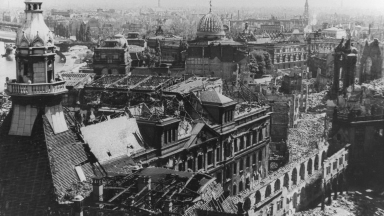 In der Nacht zum 14. Februar 1945 griffen amerikanische und britische Flugzeuge Dresden an. Bei dem Bombenangriff wurde die historische Innenstadt nahezu völlig zerstört.