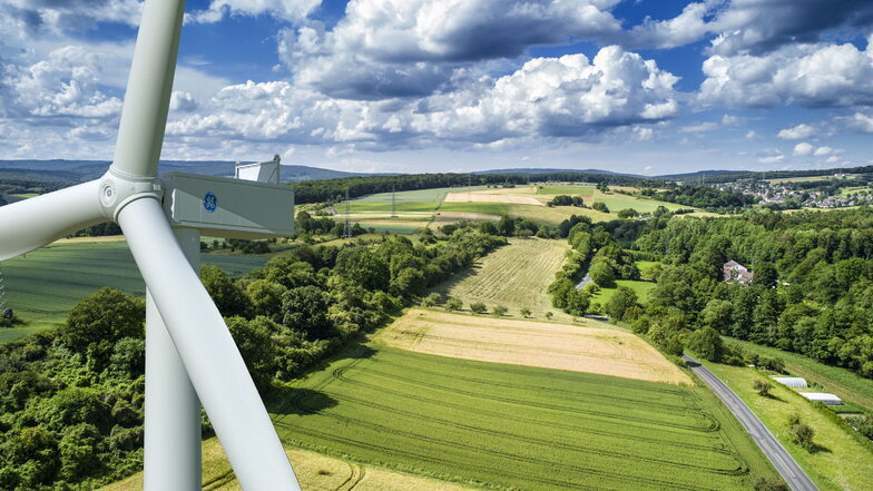 Hoffnung auf guten Wind: Der Braunkohlekonzern Leag hat bei GE Windkraftanlagen bestellt, die jeweils bis zu sechs Megawatt leisten sollen. Das Bild zeigt eine fotorealistische Darstellung der GE-Anlage.