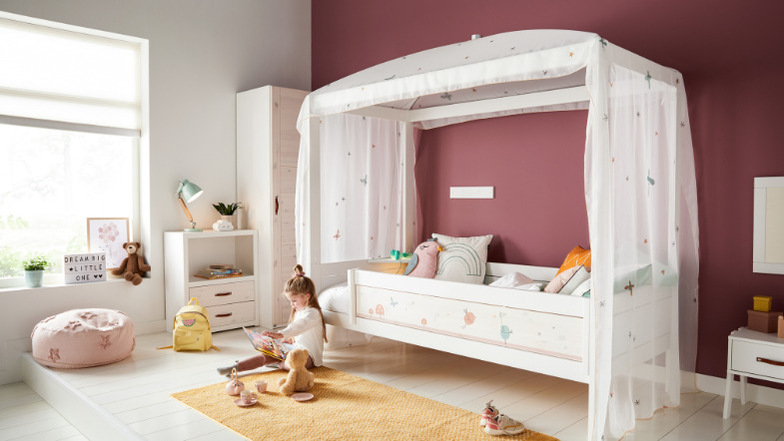 Das Hüttenbett Lake House aus Kiefer und MDF (Dach-, Fensterlatten) ist für Kinder ab 3 Jahren geeignet und bietet einen kuscheligen Schlafkomfort Die Paneele so wie die Bettfront lassen sich links oder rechts am Bett montieren.