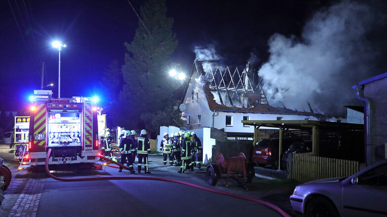 Großeinsatz am Sonntagabend in Naundorf. Insgesamt 78 Kameraden löschen den Brand eines Hauses. Als die Feuerwehr eintrifft, brennt der Dachstuhl des Gebäudes lichterloh.