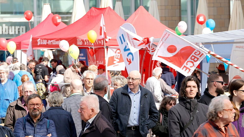 Der Deutsche Gewerkschaftsbund hat am Montag in Chemnitz auf dem Neumarkt zu einer Maikundgebung aufgerufen. Das Motto lautet: Ungebrochen solidarisch.