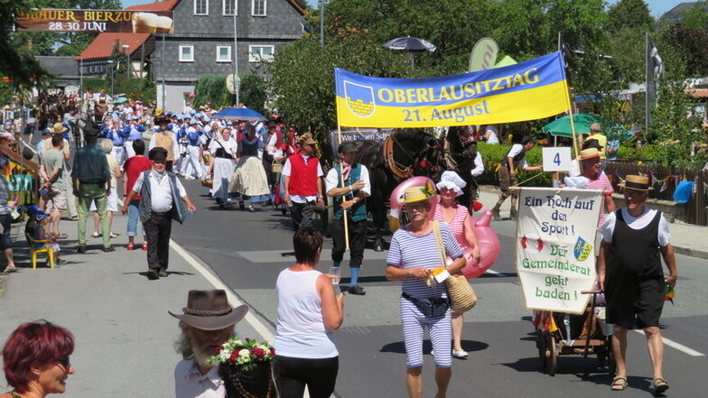 Der traditionelle Bieranstich läutet jährlich den Eibauer Bier-und Traditionszug ein.