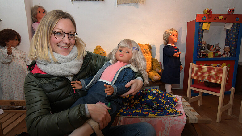 Extra aus Leipzig ist Franziska Wienecke nach Kriebstein gekommen, um die Sonderausstellung „Alltag im Kindergarten der DDR“ zu sehen. 