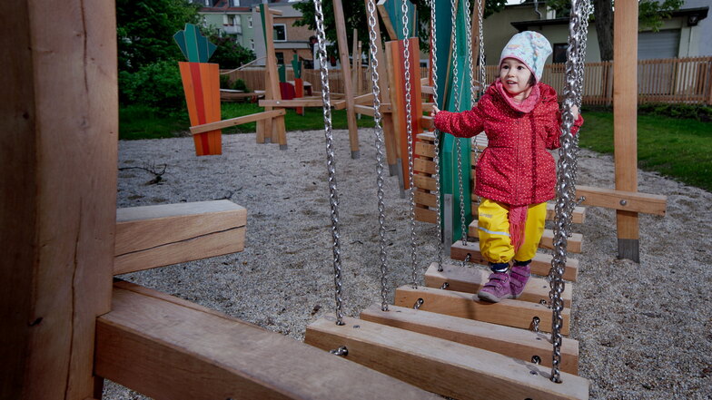 Die kleine Hanna darf den neuen Spielplatz in Altdobritz erkunden. Möhrchen, wohin das Auge blickt - das ist das Thema der neu gestalteten Anlage. Noch ist sie aber nicht geöffnet.