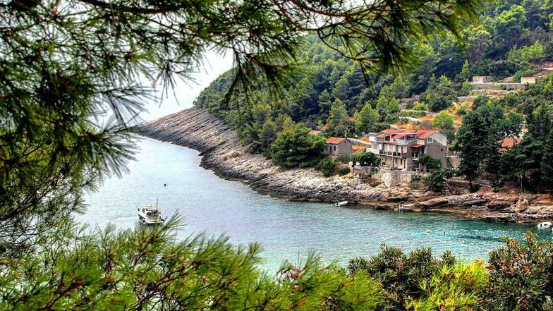 Idyllische Buchten und steinige Küsten sind charakteristisch für Kroatien.