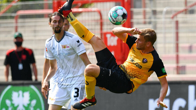 So spektakulär war Christoph Daferner bei Dynamos Tetsspiel gegen Union Berlin selten in Aktion. Die Abwehr des Bundesligisten mit Neven Subotic (im Hintergrund) hatte die Dresdner Offensive im Griff.