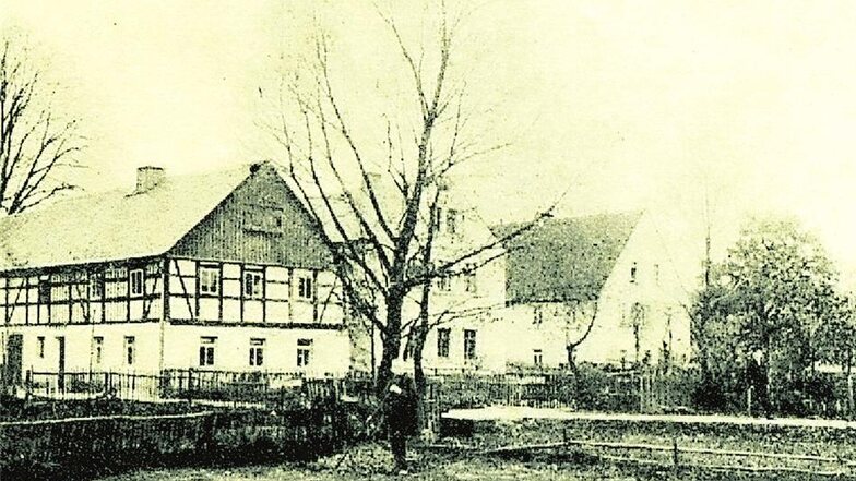 erstmals erwähnt 1353 als Borow Ort im Kiefernwald), gehörte zum Rittergut Glauschnitz, zuletzt 215 Einwohner, verlassen 1938. An Bohra erinnert eine Straße in Königsbrück.