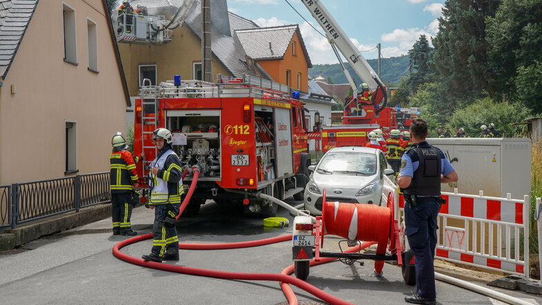 Feuerwehrleute aus sieben Orten rückten am Sonntag nach Neukirch/Lausitz aus, um einen Wohnhausbrand zu löschen.