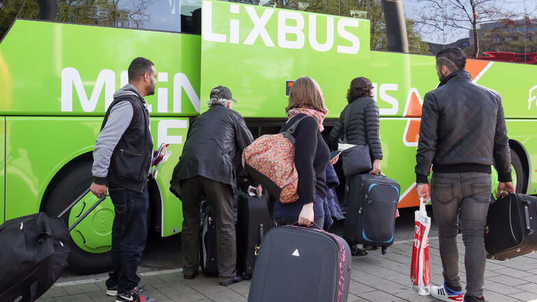Reisende steigen in einen Flixbus ein. Doch in Görlitz sind es derzeit offenbar nicht besonders viele.