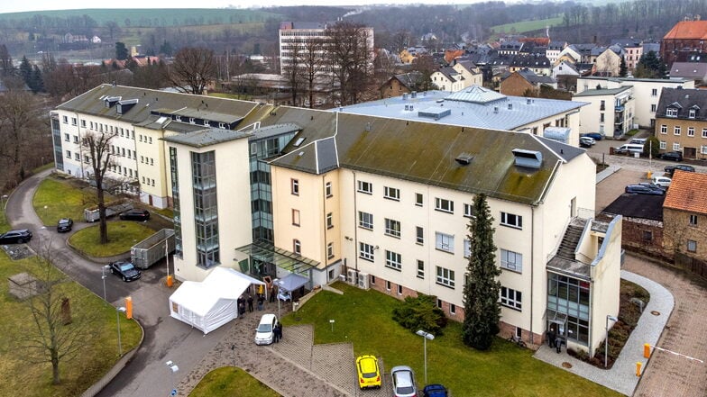 Das 2016 geschlossenen Rochlitzer Krankenhaus soll in eineinhalb Jahren zum Gesundheits- und Pflegezentrum Lindenblick umgebaut werden. Dafür wurde jetzt der „Grundstein“ gelegt.