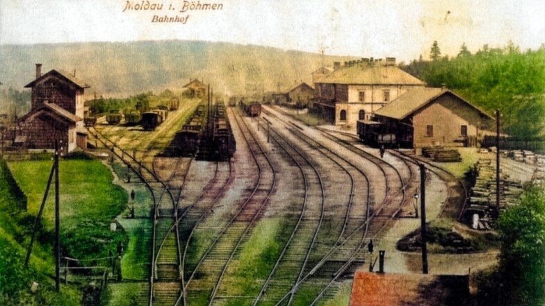 Der einst bedeutende Bahnhof Moldau, kolorierte Postkarte um 1910.