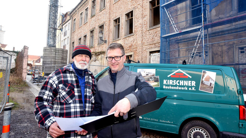 Werner (links) und Martin Kirschner vor ihrer neuen Baustelle in der Zittauer Brunnenstraße.