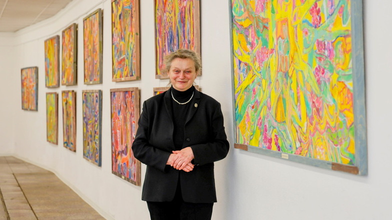 Sabine Schubert in der Ostsächsischen Kunsthalle in Pulsnitz. Die Vorsitzende des Ernst-Rietschel-Kulturringes hatte die Idee für eine ungewöhnliche Ausstellung, für die jetzt Werke gesucht werden.