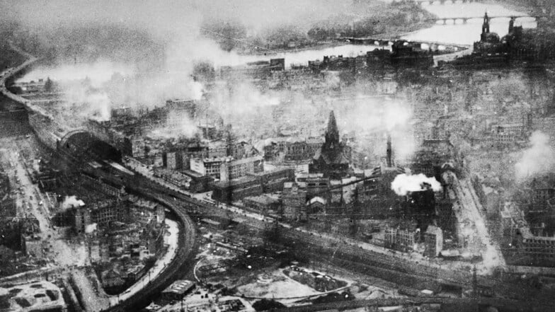 Durch die Luftangriffe verwandelt sich die Dresdner Innenstadt in ein Flammenmeer.