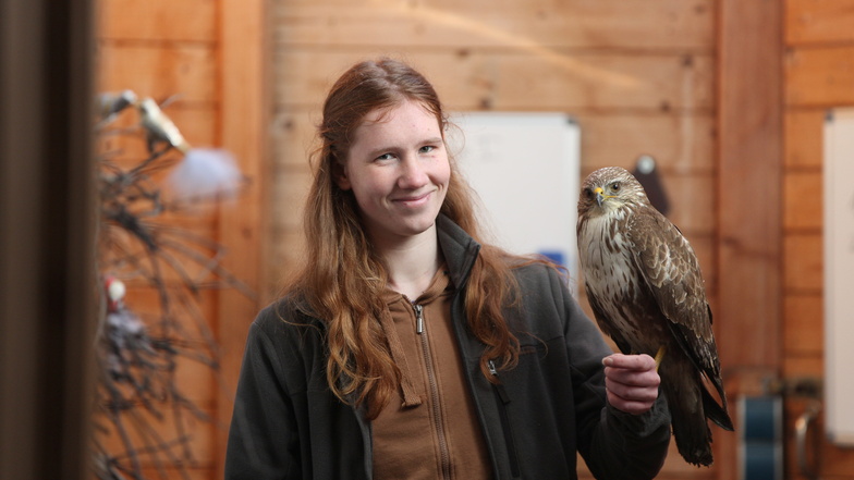 Die 23-jährige Ronja Fulsche leitet seit wenigen Wochen die Wildvogelauffangstation in Kaditz.