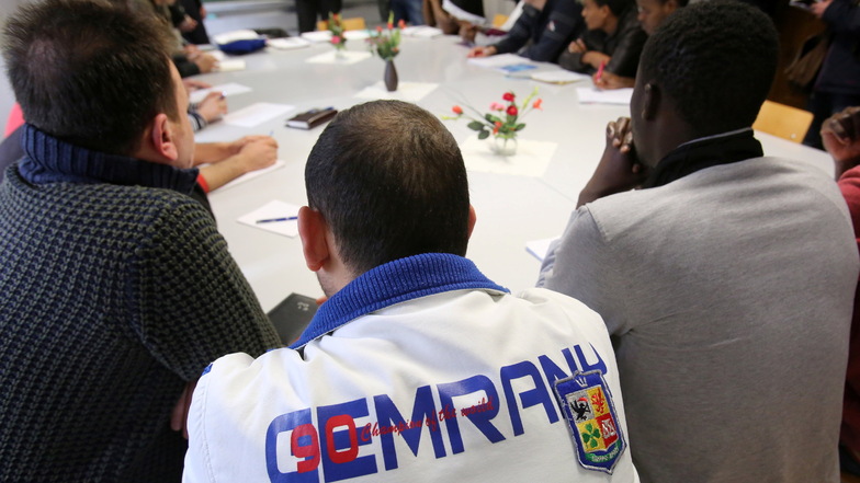 Ein Deutschkurs für Flüchtlinge findet in der Gemeinschaftsunterkunft in Güstrow statt. Das Bundeskabinett hat ein erstes Paket von Reformen zur Migration beschlossen.