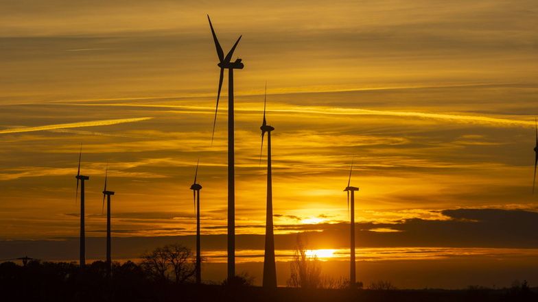 Windpark Rossau in Sachsen. 2022 wurde in Deutschland am meisten Strom aus Windenergie erzeugt, gefolgt von Braunkohle, Solar, Steinkohle, Erdgas, Biomasse, Kernkraft und Wasserkraft. Der Anteil erneuerbarer Energien an der Nettostromerzeugung lag bei 49,