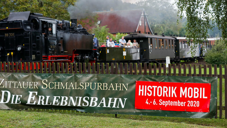 An der Jonsdorfer Haltestelle der Schmalspurbahn trafen dieses Mal historische Züge und Autos aufeinander. 