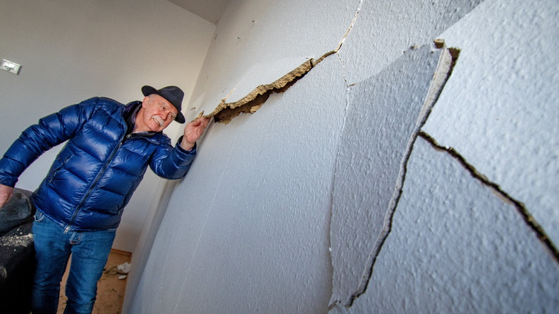 Wolfgang Müller, Eigentümer des Hauses Schillerstraße 33, steht in einer Wohnung im Erdgeschoss an einer Wand, die durch die Explosion vom Hausflur nach innen gedrückt und beschädigt wurde. Diese Schäden werden jetzt von einem Experten begutachtet.