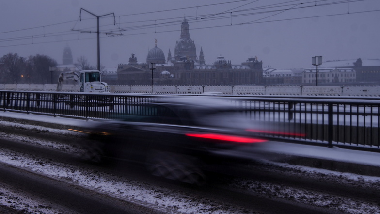 Um die Straßen zu räumen, wird der Winterdienst in Dresden den ganzen Montag im Einsatz sein. Um drei Uhr morgens begann der Dienst mit 50 Mitarbeitern und 45 Fahrzeugen.
