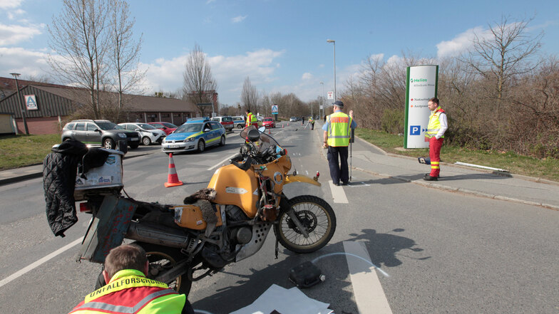 Bei diesem Unfall wird der 54-jährige Motorradfahrer verletzt.