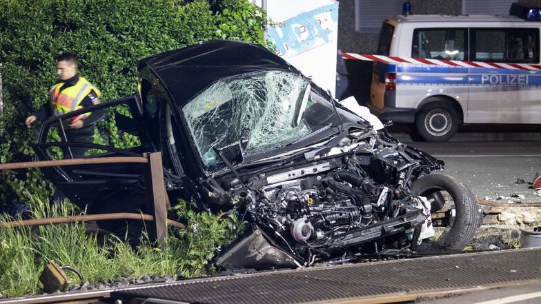 Ein völlig zerstörter PKW liegt nach einem tödlichen Verkehrsunfall im Frankfurter Stadtteil Nied neben den Gleisen.