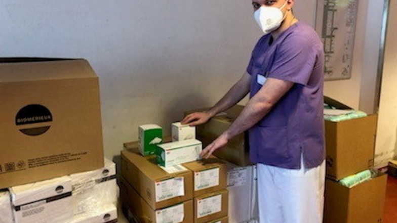 Nico Wünsche vom Elblandklinikum beim Packen von medizinischen Ukraine-Hilfsgütern.