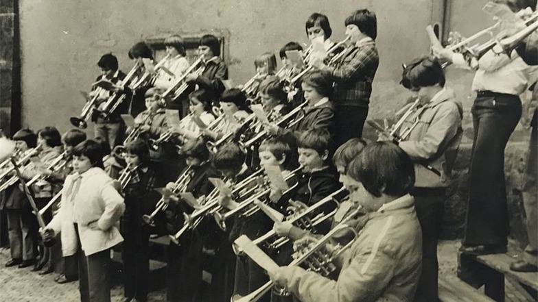 Seinen ersten Auftritt spielte das Orchester am 15. April 1978 zur Namensgebung der Ernst-Thälmann-Oberschule, dem heutigen Goethe-Gymnasium.