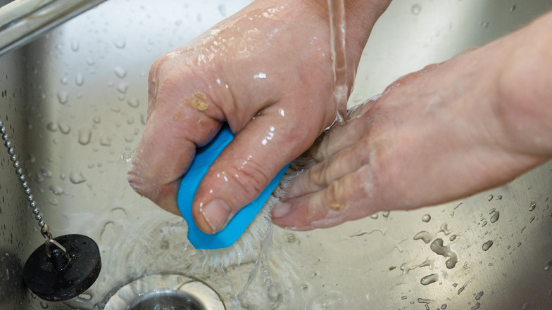 In der Backstube gelten ohnehin schon strenge Hygiene-Vorschriften. Wegen Corona schrubbt Wolfram Schuster aber jetzt noch öfter seine Hände.