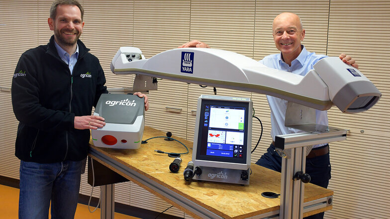 Agricon-Geschäftsführer Peer Leithold (rechts) und Kundendienstleiter Florian Findeisen zeigen ein Sensormodul, das aktuell in der Firma produziert wird.