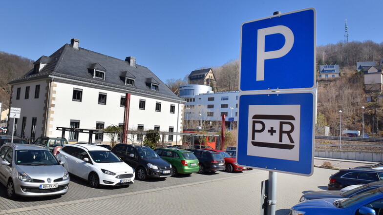 Auf dem Park+Ride-Platz neben dem Tutima-Gebäude wird der Anbau entstehen. Davor richtet das Unternehmen einen Firmenparkplatz ein.
