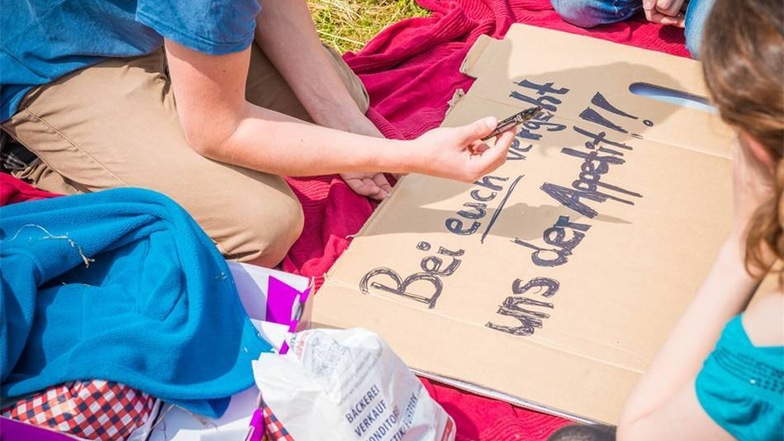 Demonstranten gegen den Picknick-Protest kämpfen mit dem Hungergefühl.