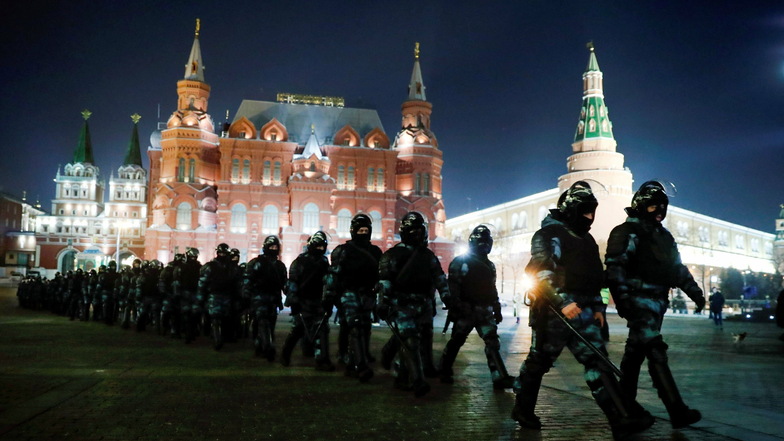 Mitglieder der russischen Nationalgarde versammeln sich auf dem Roten Platz, um eine Protestkundgebung zu verhindern. Nach der Verurteilung des Kreml-Kritikers Alexej Nawalny in ein Straflager, werden neue Proteste erwartet. Ein neuer Zwischenfall dürfte