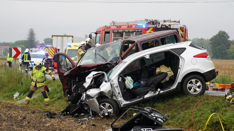 Bei dem Frontalcrash wurden mehrere Menschen schwer verletzt.