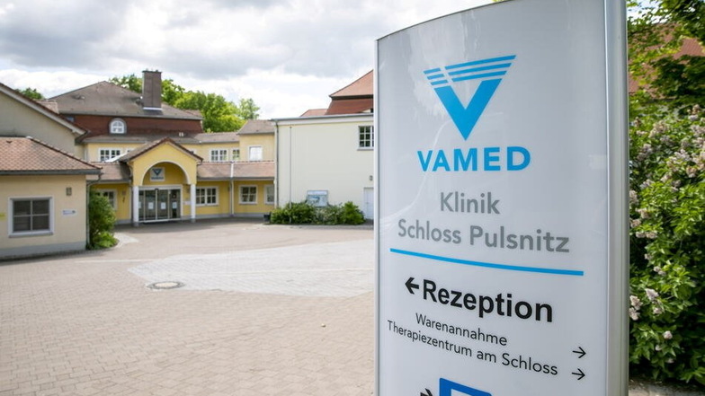 Angeblich gibt es nicht für alle Mitarbeiter der Vamed-Kliniken in Pulsnitz die Möglichkeit für kostenlose Corona-Tests. Sächsische.de hat nachgefragt.