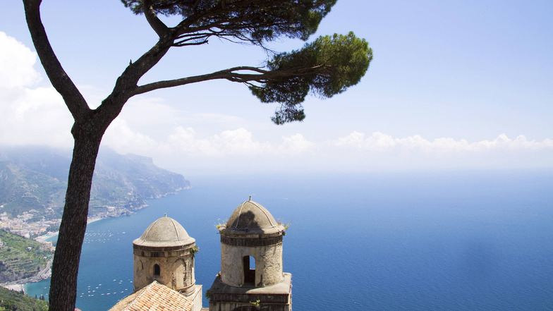 Ein Blick auf Amalfi von Ravello aus. Auch die beliebte italienische Strandregion leidet schwer unter der Corona-Krise.