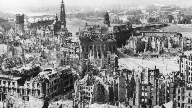 Das furchtbare Ende 1945 bei einem Blick vom Rathausturm. Nur fünf Monate zuvor war die Stadt das erste Mal von Bombenflugzeugen angegriffen worden.