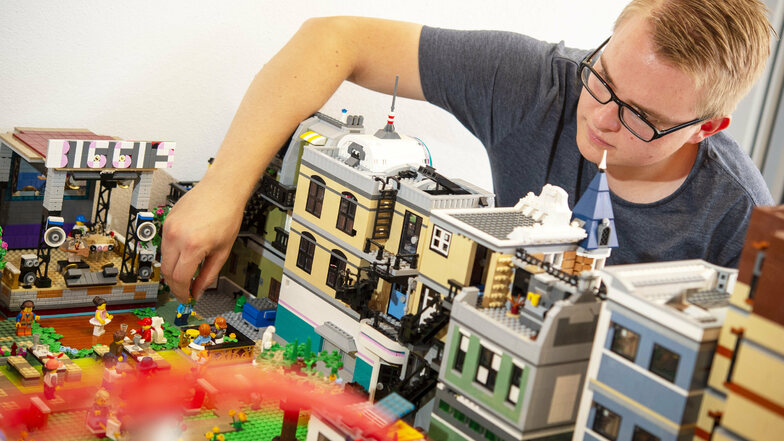 Lego-Baukünstler Max Ressel ist in der Lego-Ausstellung im Stadt- und Museumshaus in Waldheim am Modell eines Stadtfestes beschäftigt, in welches auch die Oberwerder-Bühne (l.) integriert ist.
