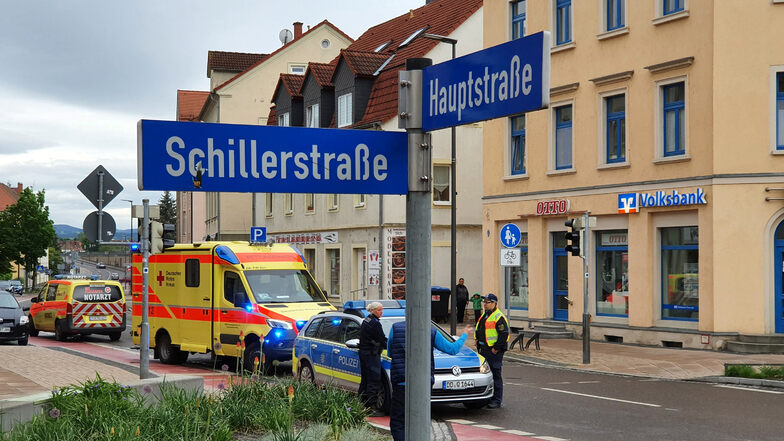Notarzt, Rettungswagen und Polizei an der Unfall-Kreuzung in Pirna-Copitz.