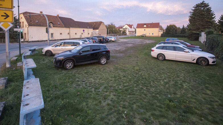 Der Dreiseithof-Parkplatz an der Kreuzung von B 169 und S 90 in Gröditz soll befestigt werden. Kostenpunkt: fast eine Viertelmillion Euro.