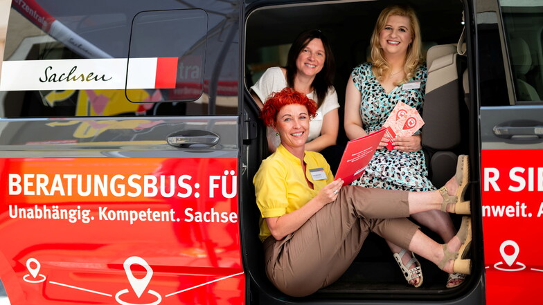 Seit dem Sommer 2023 sind die Beraterinnen Helen Mersiowsky (vorn), Katrin Pötschke (hinten links) und Steffi Meißner mit dem Beratungsbus der Verbraucherzentrale in Ostsachsen unterwegs. Ab 2024 halten sie auch in Steinigtwolmsdorf.