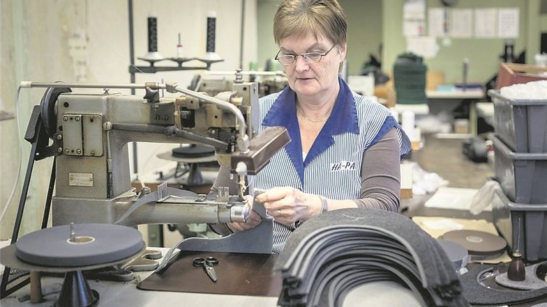 Carmen Fischer näht Pantoffelteile. Keine der Maschinen ist jünger als Baujahr 1975. Die meisten Näherinnen sind um die 60 und haben auch ihre Lehre in der Fabrik absolviert.