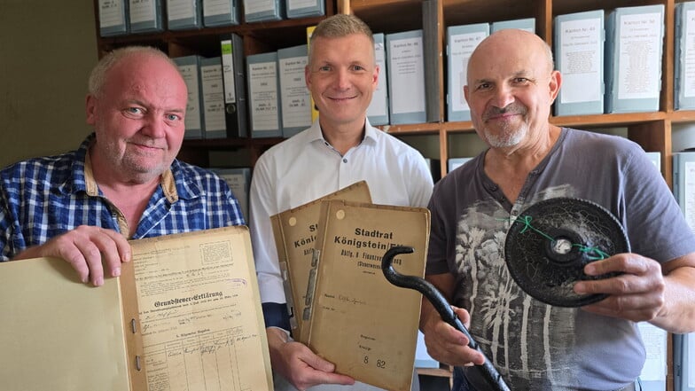 Sie wollen das historische Gedächtnis der Stadt Königstein bewahren (v.l.n.r.): Dirk Dietrich,
Bürgermeister Tobias Kummer und Manfred Riebe.