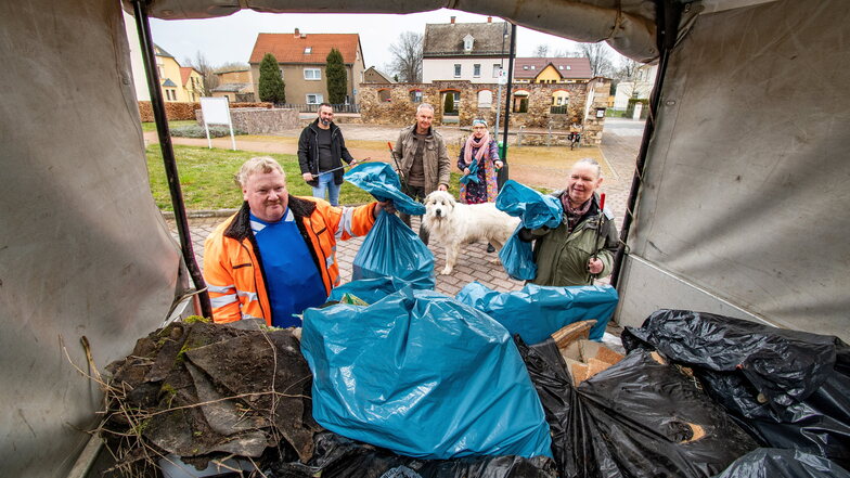 Jens Rothe (links) vom Bauhof hat den gesammelten Müll am Mittag abgeholt. Der Lkw war voll.