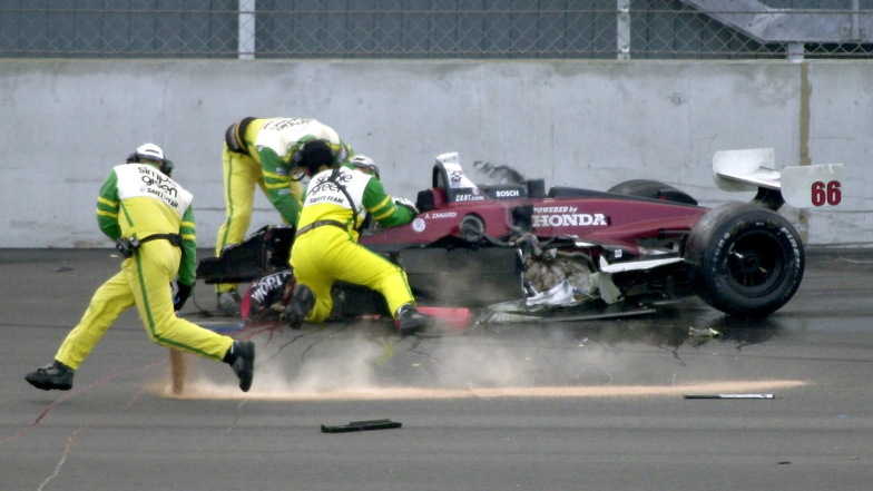 Am 15. September 2001 versuchen Rettungskräfte, den Italiener Alessandro Zanardi aus seinem verunglückten Rennwagen zu bergen.