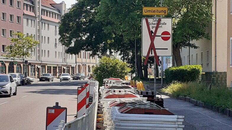 Die Absperrungen liegen schon bereit. Ab Freitag wird die Schachtstraße in Freital gesperrt.