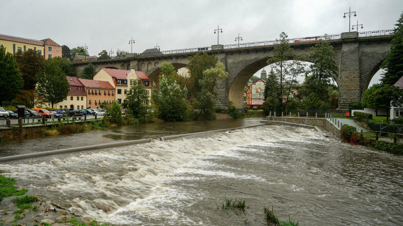 Nach den anhaltenden Regenfällen am Mittwoch führt die Spree in Bautzen jetzt einen erhöhten Wasserstand.