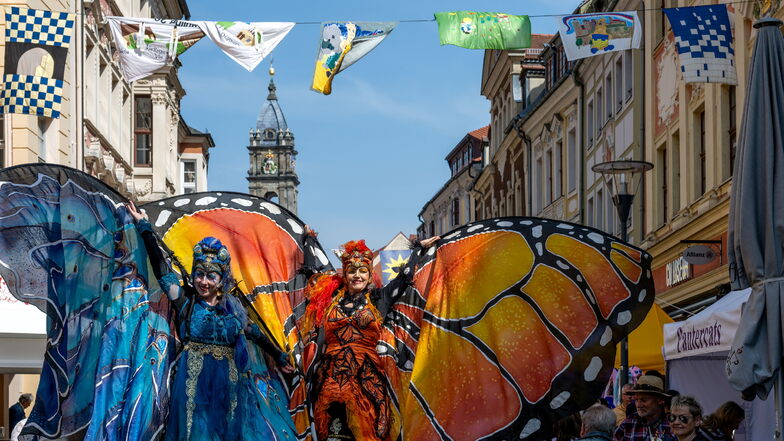 Mit farbenfrohen und fantasievollen Schmetterlings-Kostümen zogen die Künstler von Stelzen-Art aus Bremen durch die Stadt.