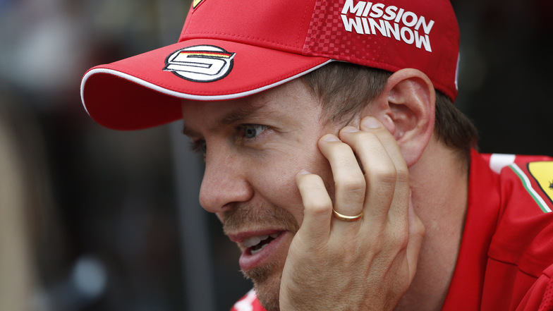 Der deutsche Formel-1-Rennfahrer Sebastian Vettel ist für das Team Ferrari unterwegs.