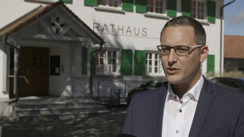 Der Bürgermeister von Hohenfels, Florian Zindeler, steht vor dem Rathaus der Gemeinde im Landkreis Konstanz.